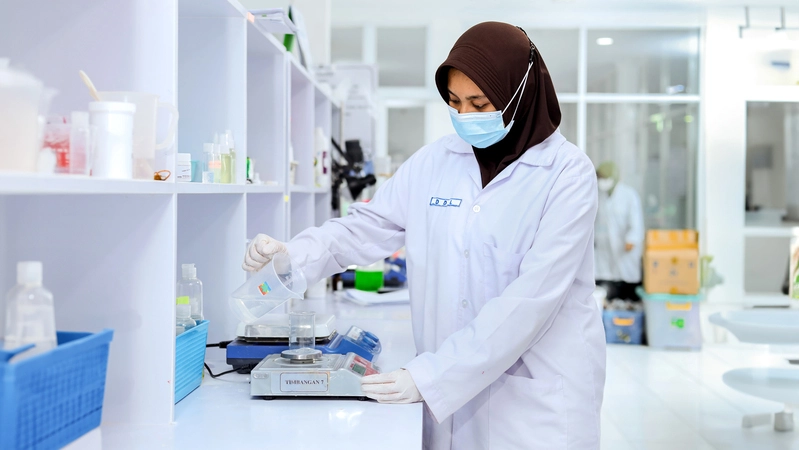 Pengujian lab bahan baku oleh tim RND di CV. Zweena Adi Nugraha
