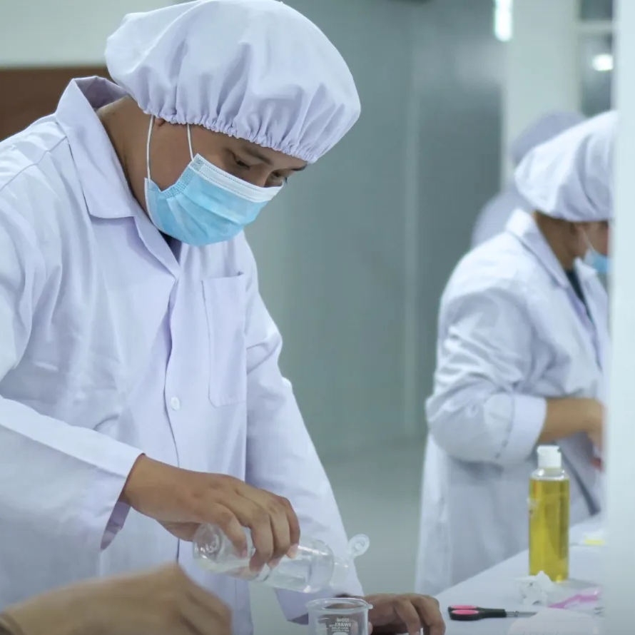 Ilustrasi produk kosmetik yang disesuaikan dengan merek